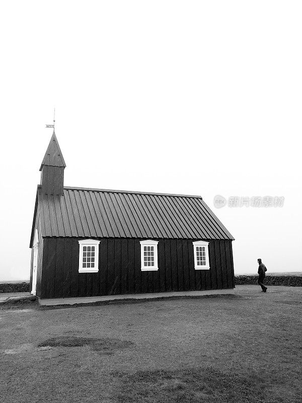 Búðir，冰岛:雨中的黑人教堂(Búðakirkja) (B&W)